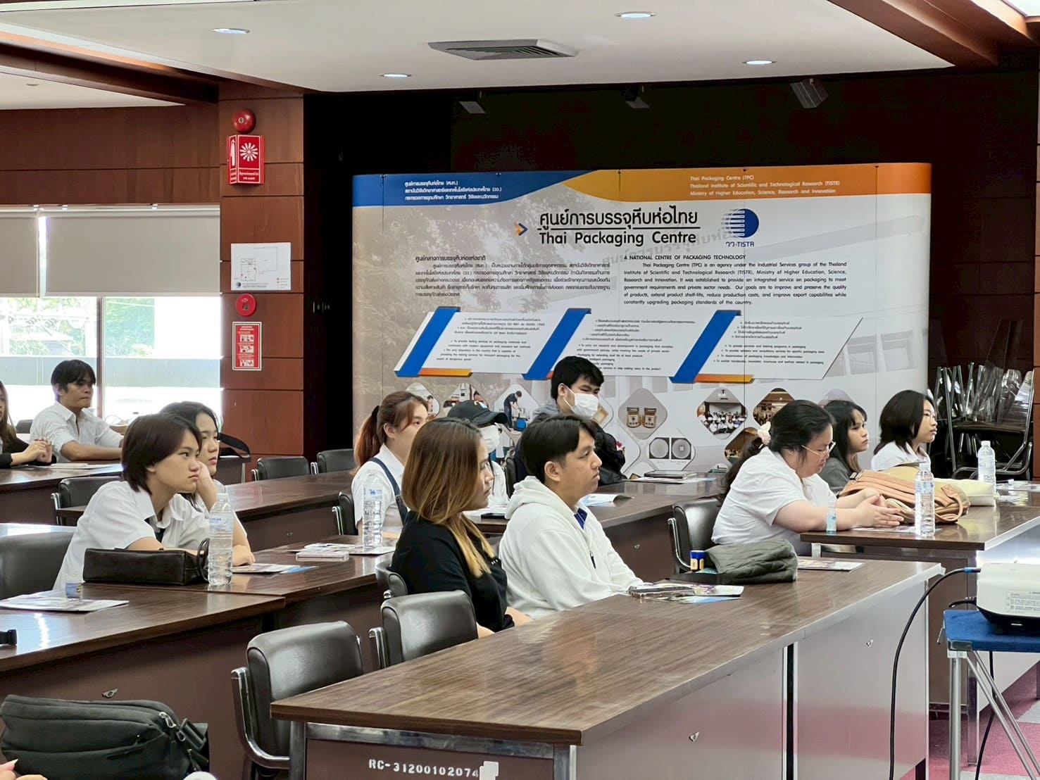 นักศึกษาการตลาดดิจิทัลศึกษาดูงานเทคโนโลยีบรรจุภัณฑ์เพิ่มความคิดสร้างสรรค์ทางการตลาด
