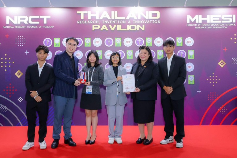 คณะบริหารธุรกิจ ม.หอการค้าไทย คว้าเหรียญทองและเหรียญเงิน นวัตกรรมระดับโลกเวทีเซี่ยงไฮ้ 2026