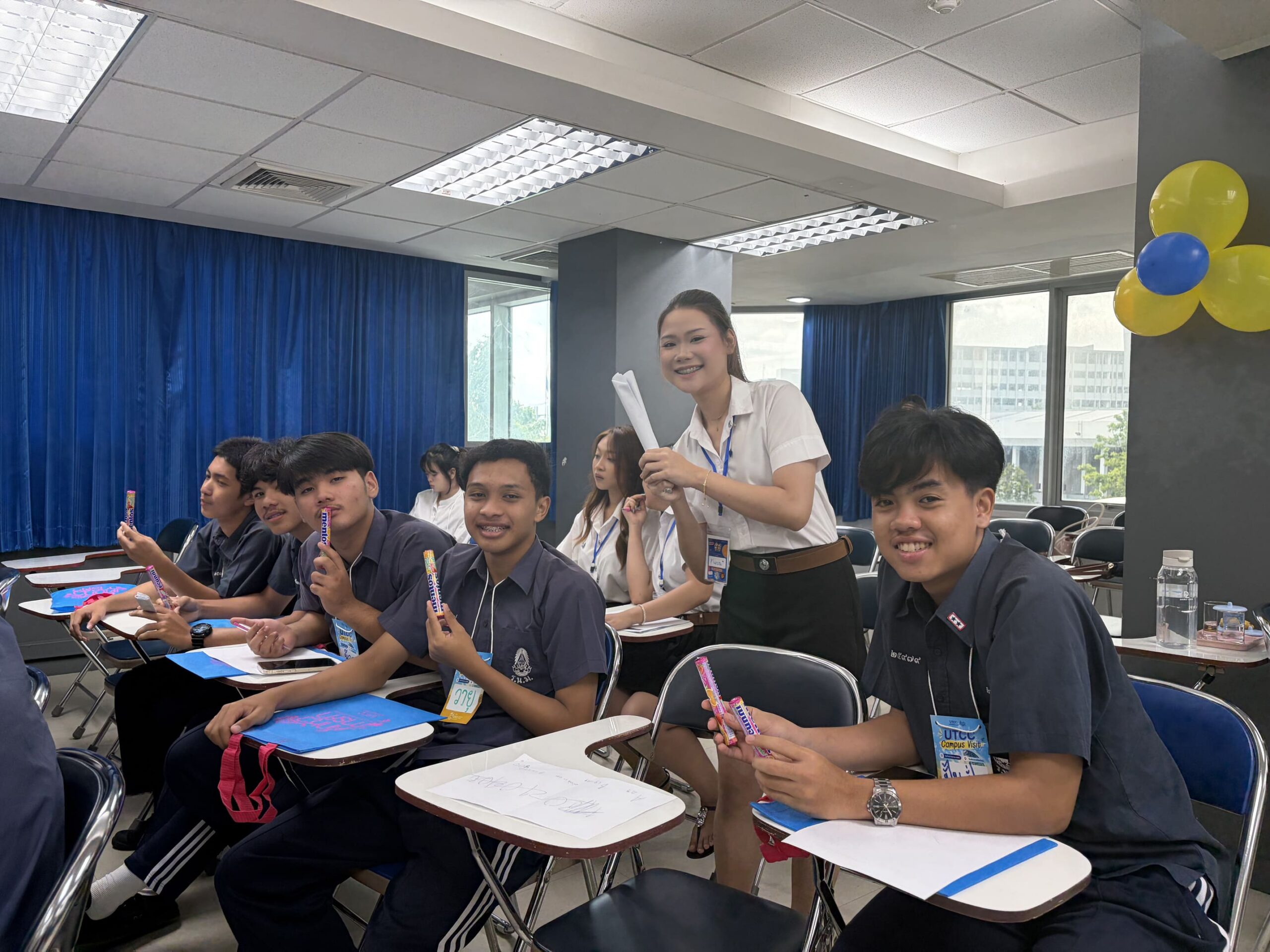 คณะบริหารธุรกิจ UTCC เปิดบ้านต้อนรับนักเรียนโรงเรียนราชวินิตมัธยม ผ่านกิจกรรม The Price is Right และเกมชาเย็นสุดสร้างสรรค์