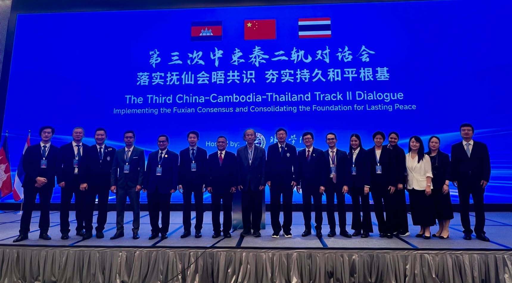 คณะบริหารธุรกิจ มหาวิทยาลัยหอการค้าไทย ร่วมเวที Track II สามประเทศ เสนอแนวทางฟื้นเศรษฐกิจและความเชื่อมั่นชายแดนไทย–กัมพูชา
